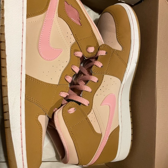 Air Jordan 1 Mid GG 'Lola Bunny' sneaker - Picture 4 of 4